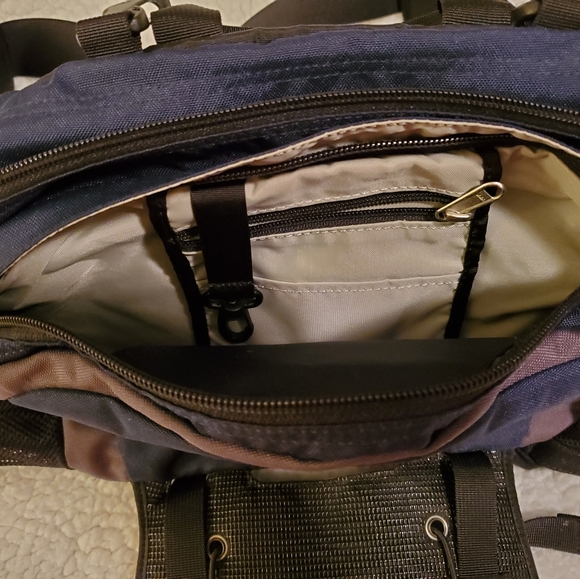 The North Face MT Biker zipper fanny pack,  in excellent condition.  Navy & gray - Picture 3 of 9